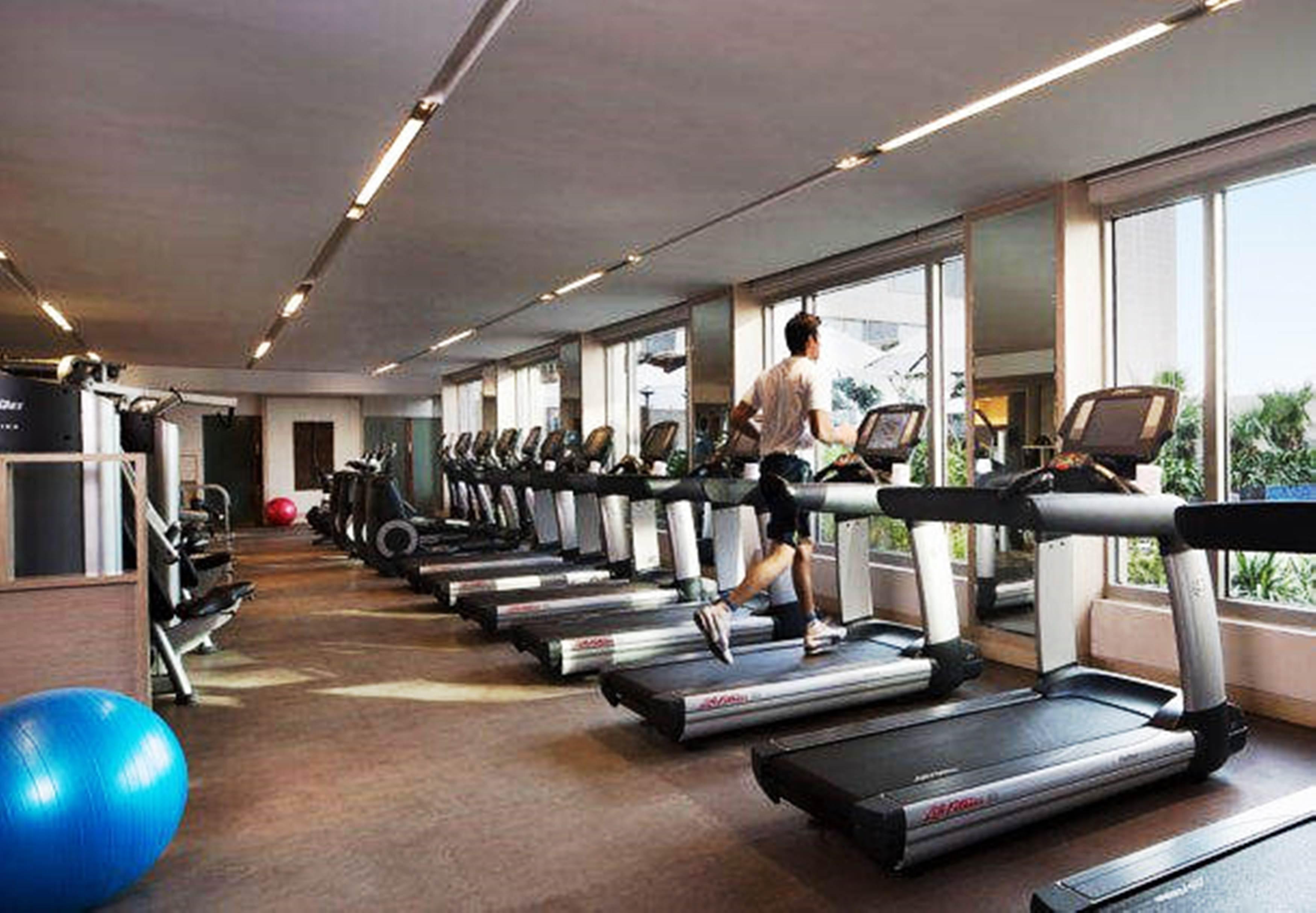 JW Marriott Hotel New Delhi Aerocity Exteriör bild A treadmill in a gym