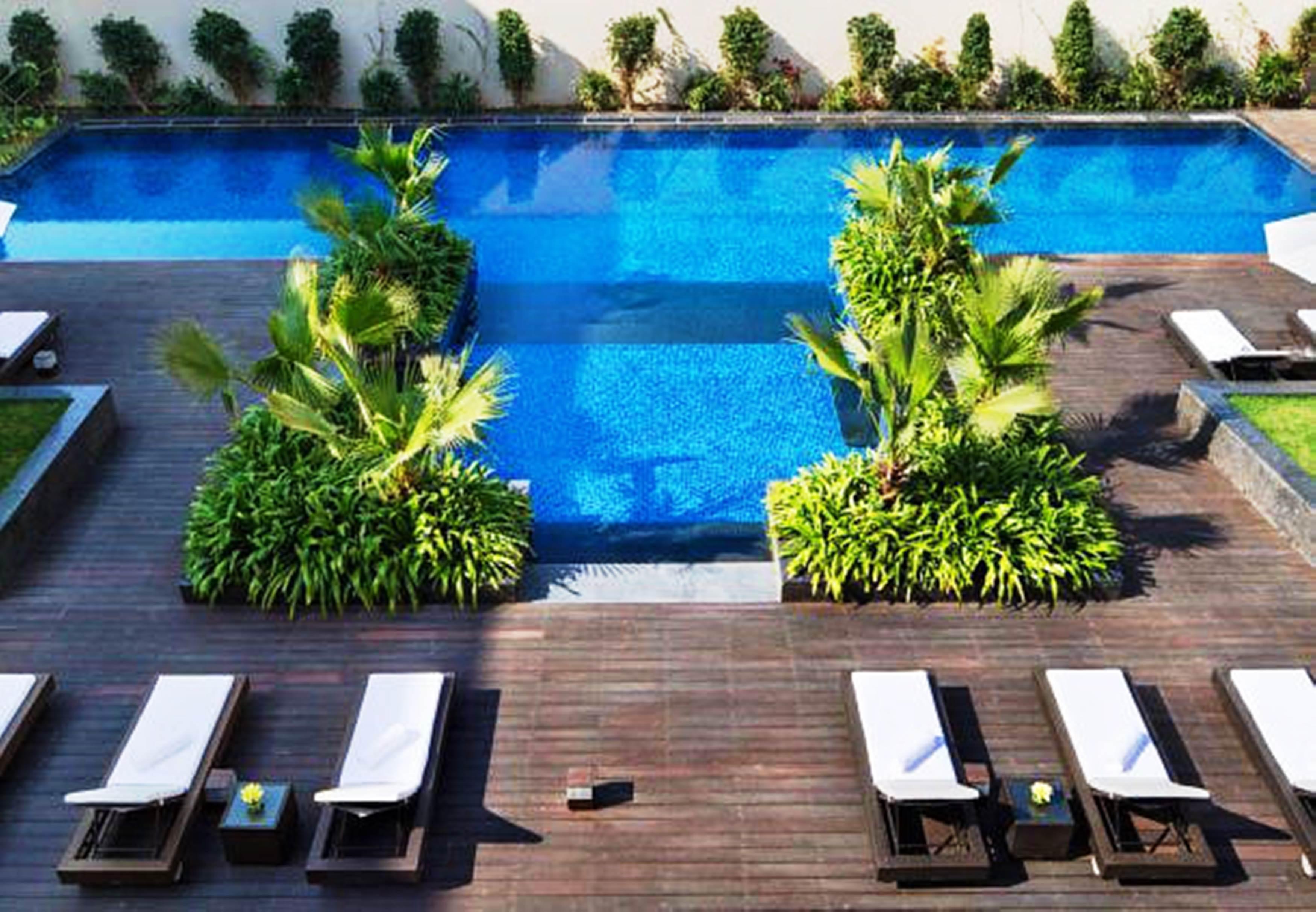 JW Marriott Hotel New Delhi Aerocity Exteriör bild The pool at the hotel