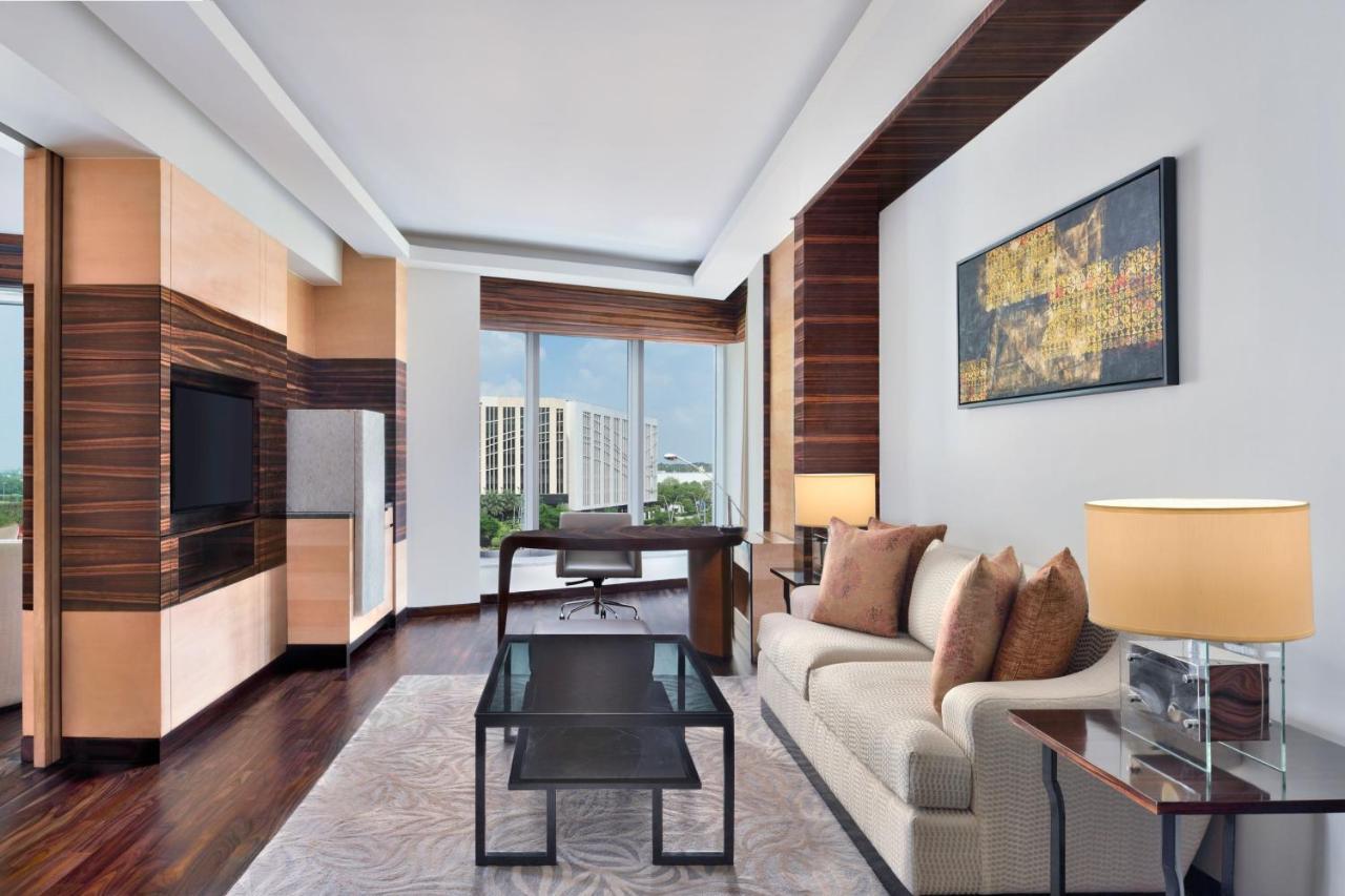 JW Marriott Hotel New Delhi Aerocity Exteriör bild A living room at the Westin