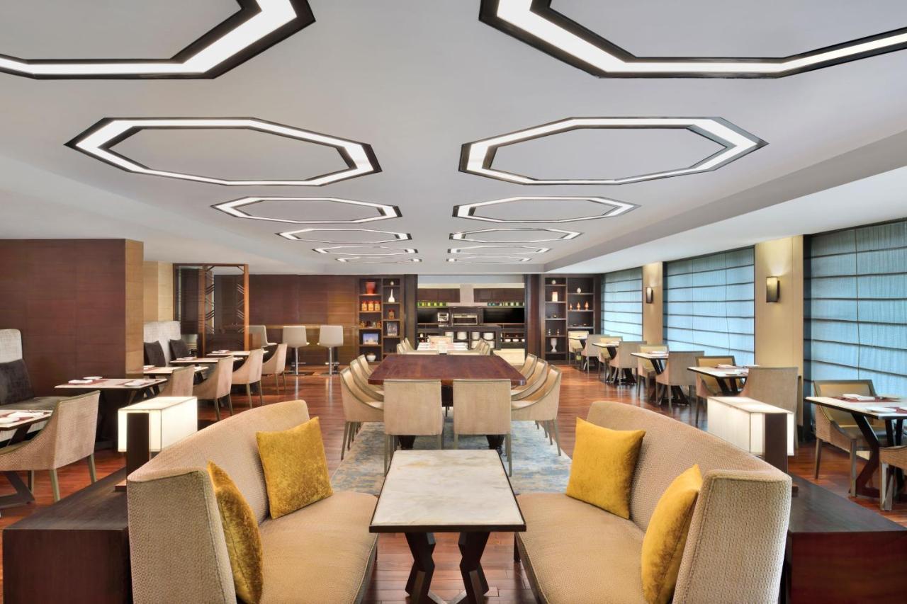 JW Marriott Hotel New Delhi Aerocity Exteriör bild The lounge at the airport