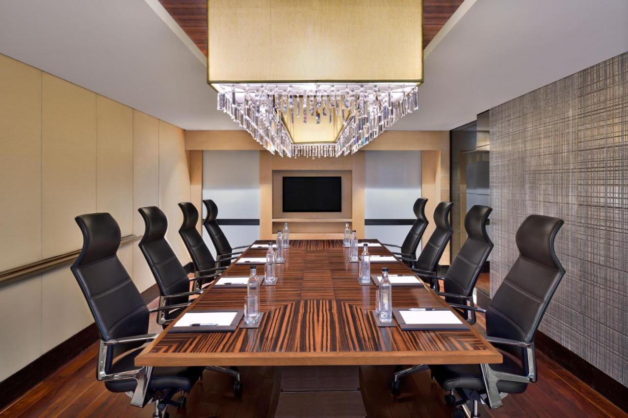 JW Marriott Hotel New Delhi Aerocity Exteriör bild Boardroom at The Westin Mumbai International Airport