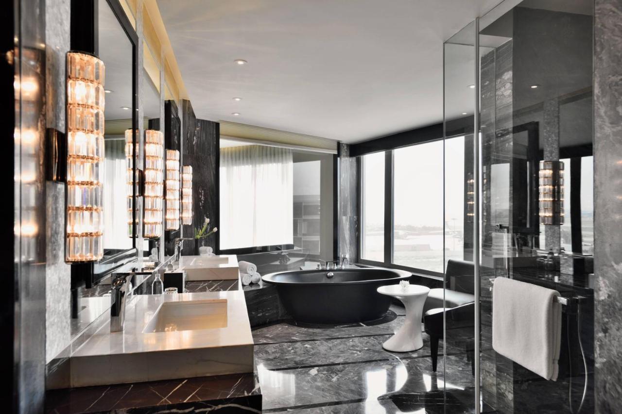 JW Marriott Hotel New Delhi Aerocity Exteriör bild Bathroom