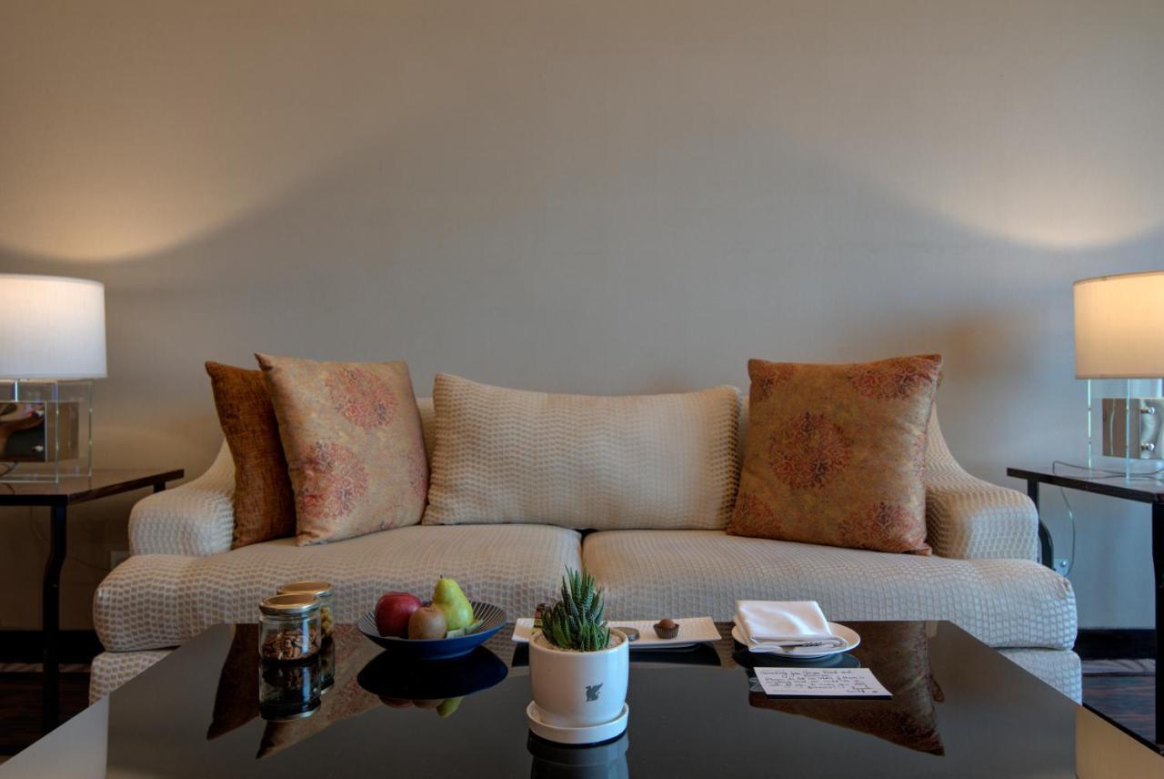 JW Marriott Hotel New Delhi Aerocity Exteriör bild A sofa