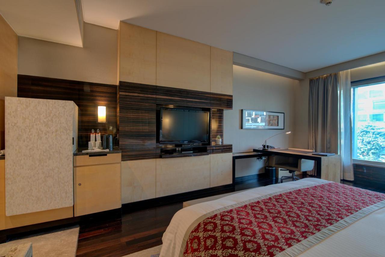 JW Marriott Hotel New Delhi Aerocity Exteriör bild A room at the hotel