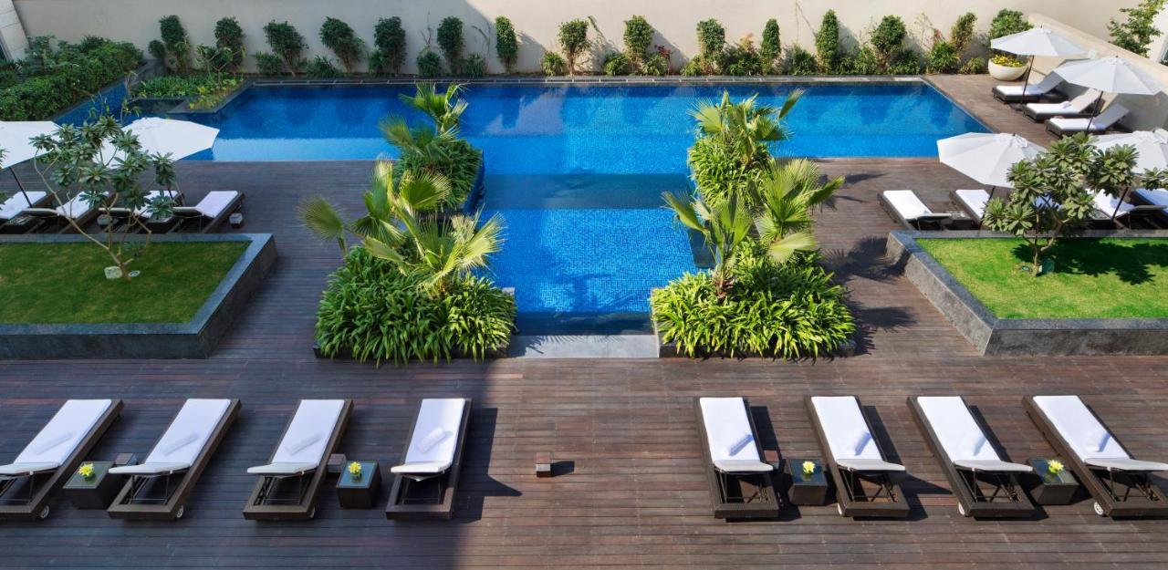 JW Marriott Hotel New Delhi Aerocity Exteriör bild The pool at the hotel