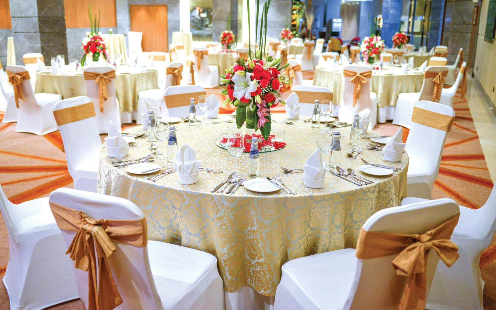 JW Marriott Hotel New Delhi Aerocity Exteriör bild A table set for a formal dinner