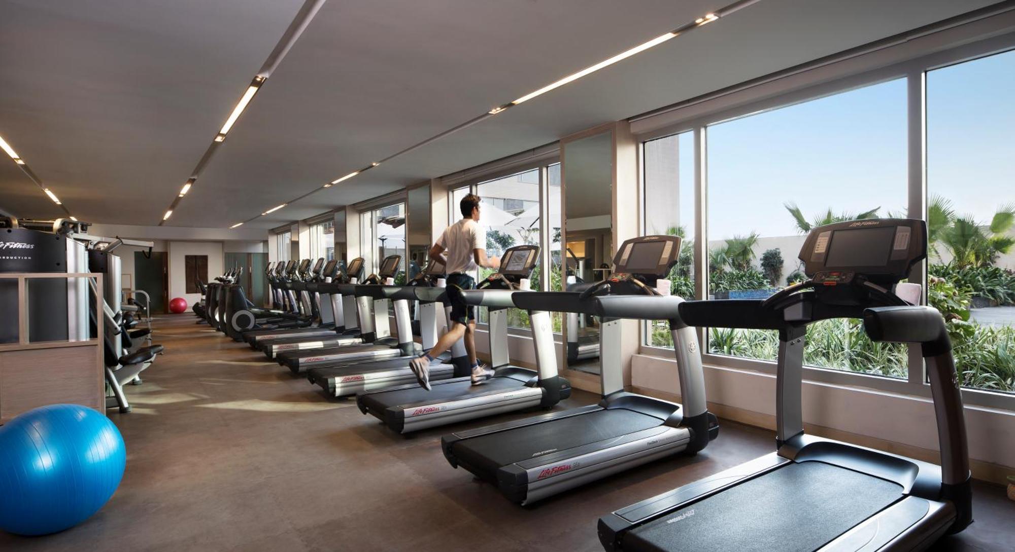 JW Marriott Hotel New Delhi Aerocity Exteriör bild The gym at the hotel