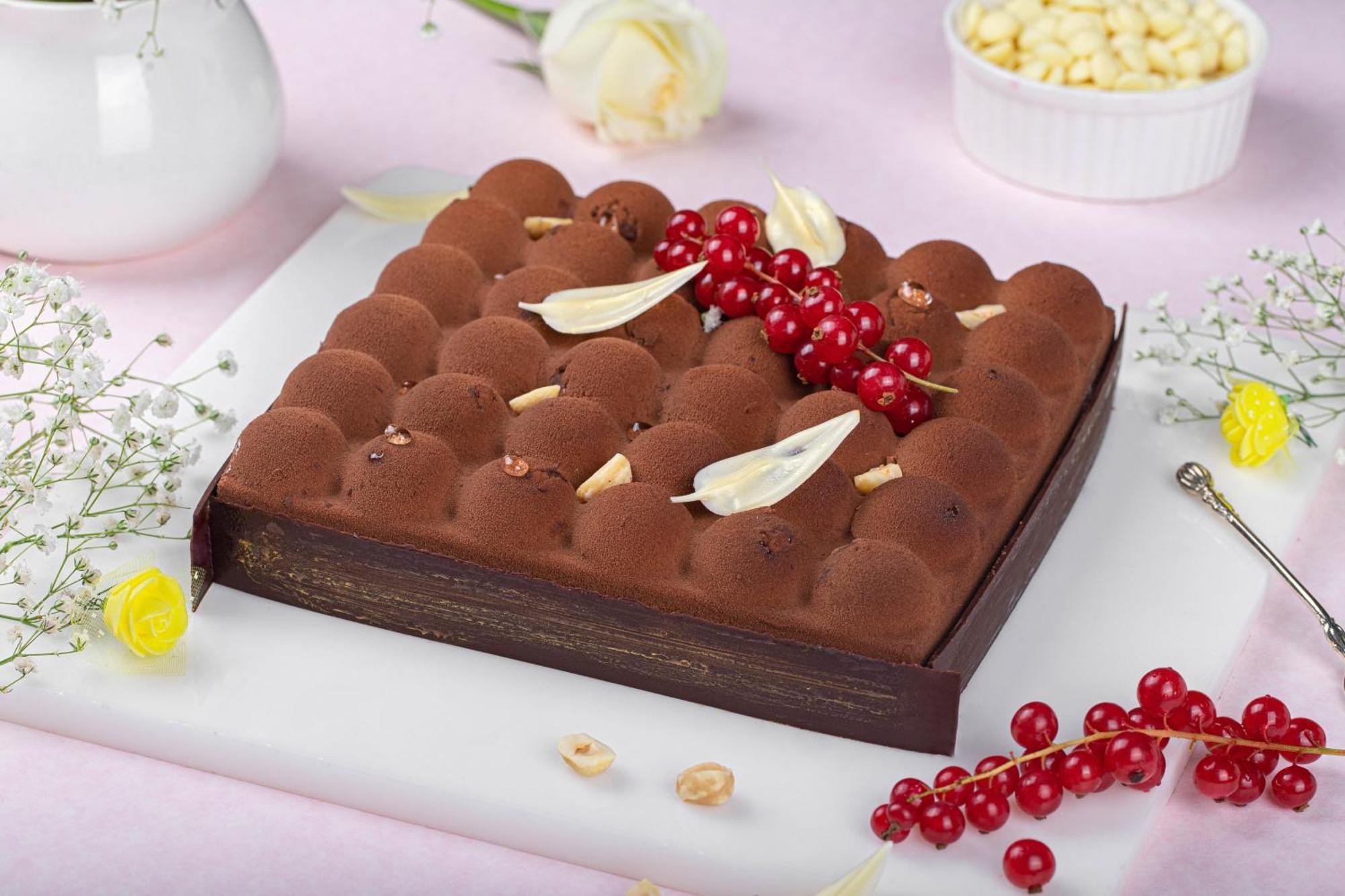 JW Marriott Hotel New Delhi Aerocity Exteriör bild A chocolate truffle cake