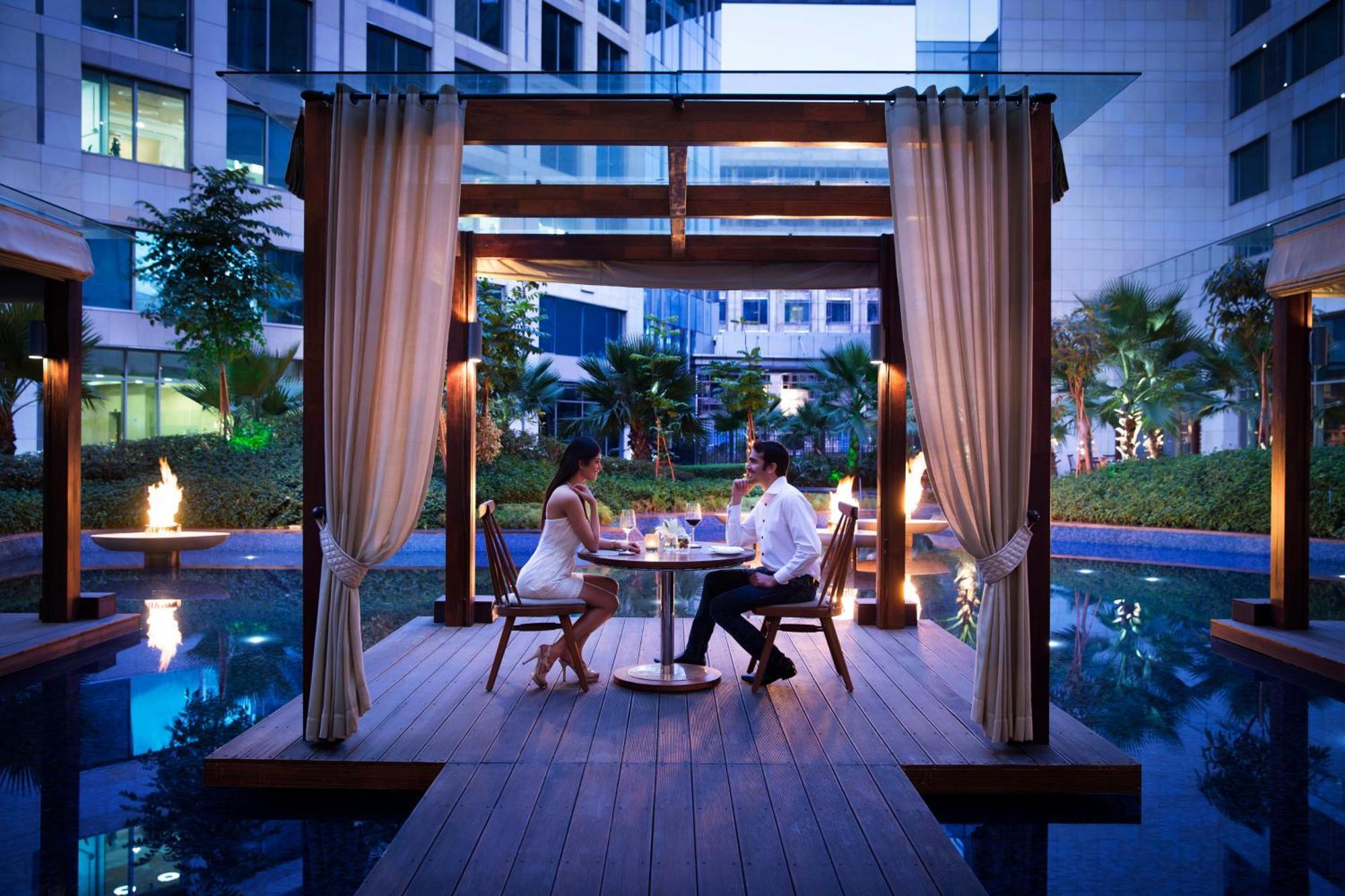 JW Marriott Hotel New Delhi Aerocity Exteriör bild The Cove
