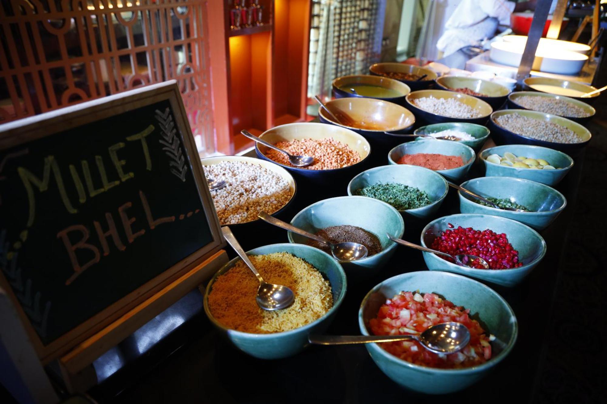 JW Marriott Hotel New Delhi Aerocity Exteriör bild A selection of muesli at a buffet