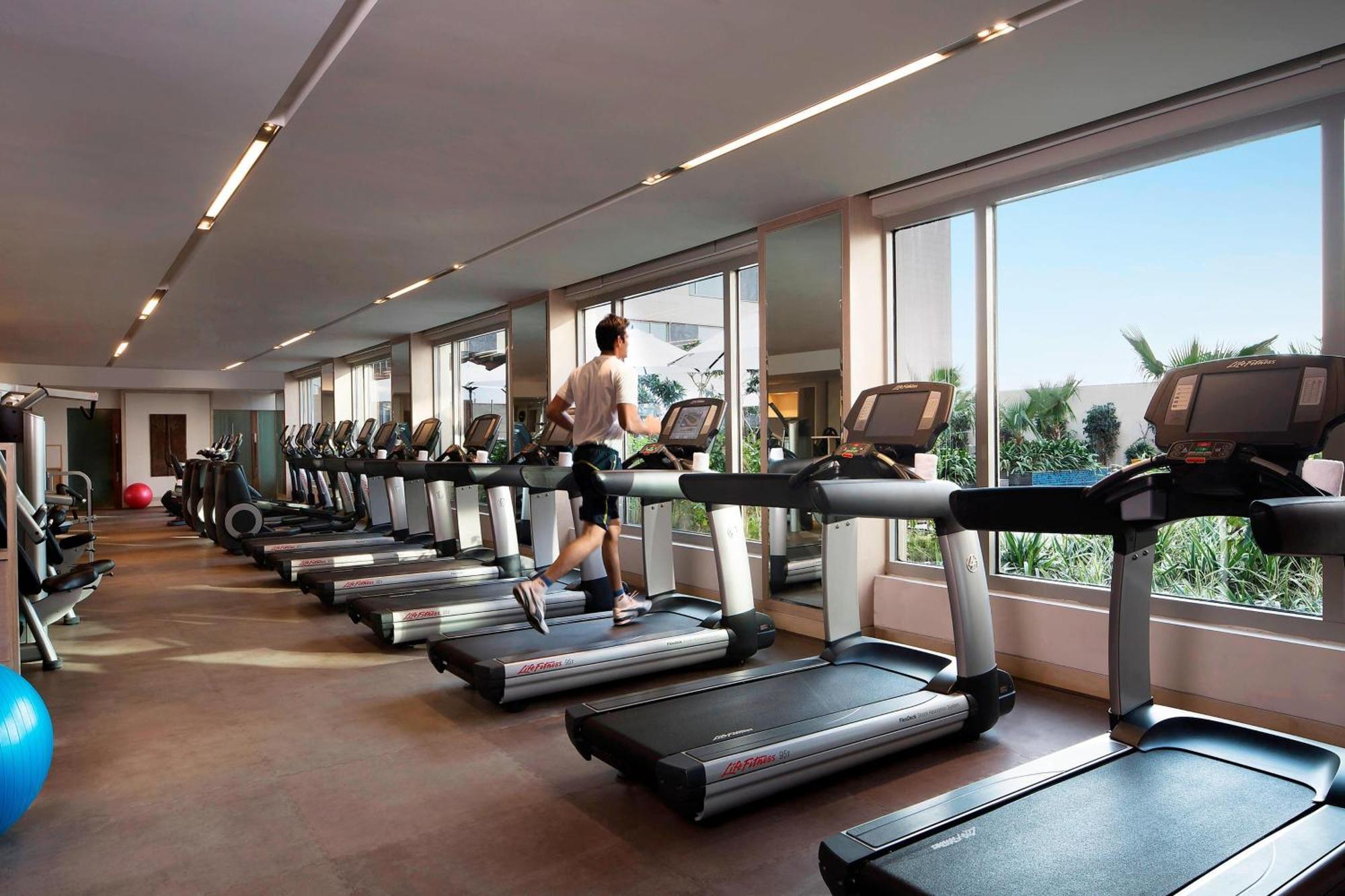 JW Marriott Hotel New Delhi Aerocity Exteriör bild The gym at the hotel